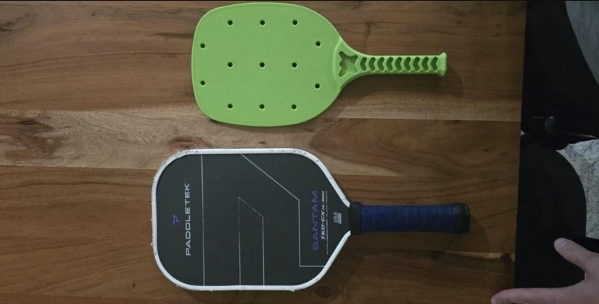 Hình ảnh cây vợt pickleball và người chơi
