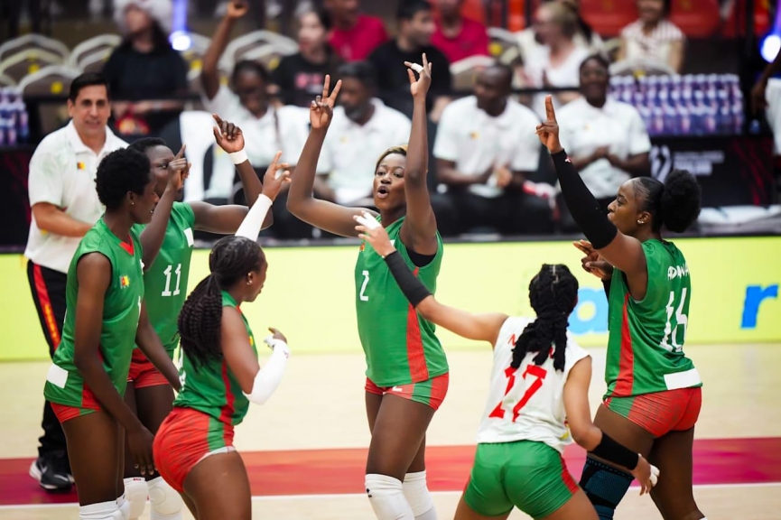 Cầu thủ Cameroon cố gắng ghi điểm