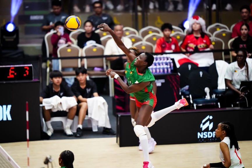 Cầu thủ Cameroon cố gắng phòng thủ