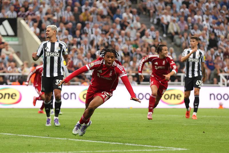 Rio Ngumoha ghi bàn vào lưới Newcastle